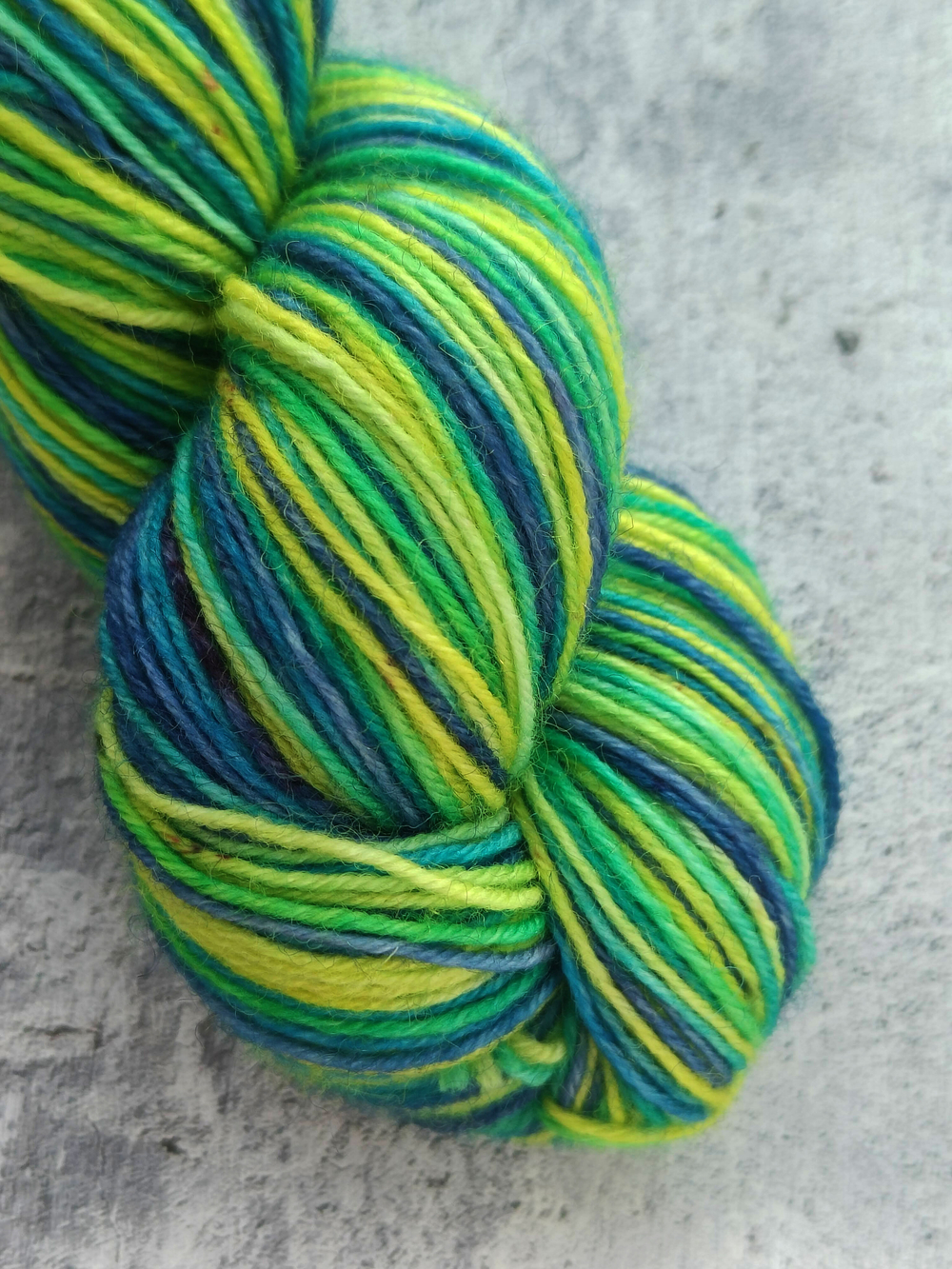 Носочная пряжа ручного окрашивания superwash 420 м / 100 г Цвет Мохито луна