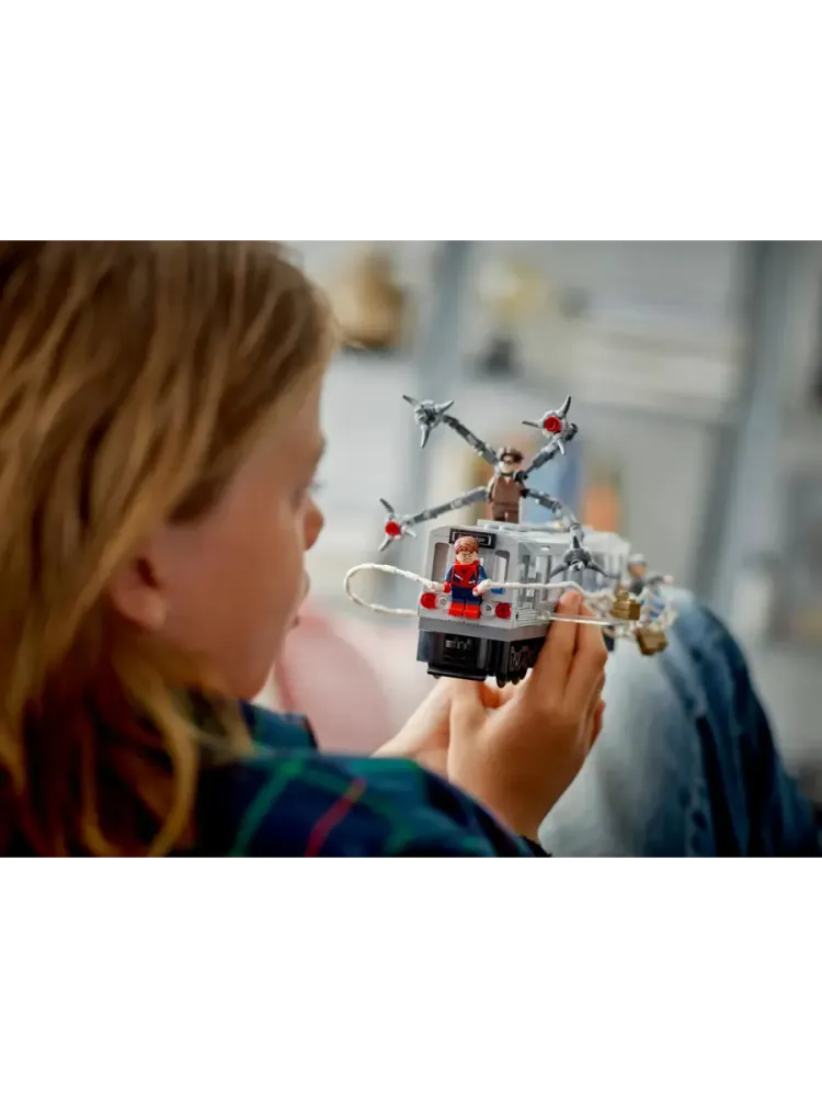 Конструктор Marvel 76321 Человек-паук против Дока Ока