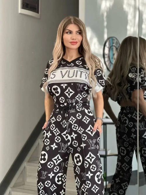 Костюм стильный