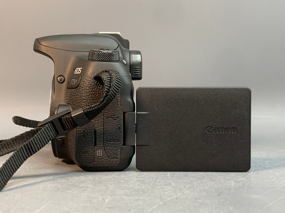 Canon EOS 77D Body 18.400 кадров