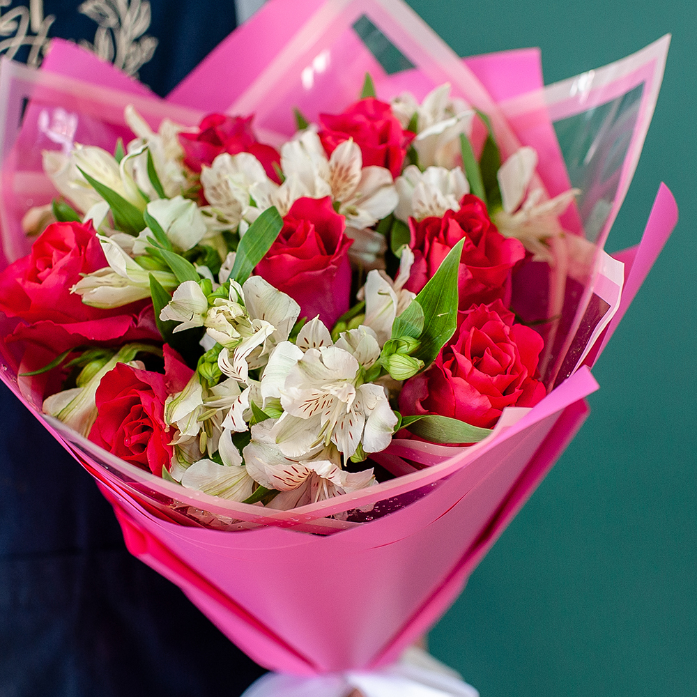 Малиновые розы с альстромерией