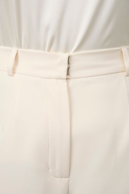 Брюки прямые со стрелками, сливочный