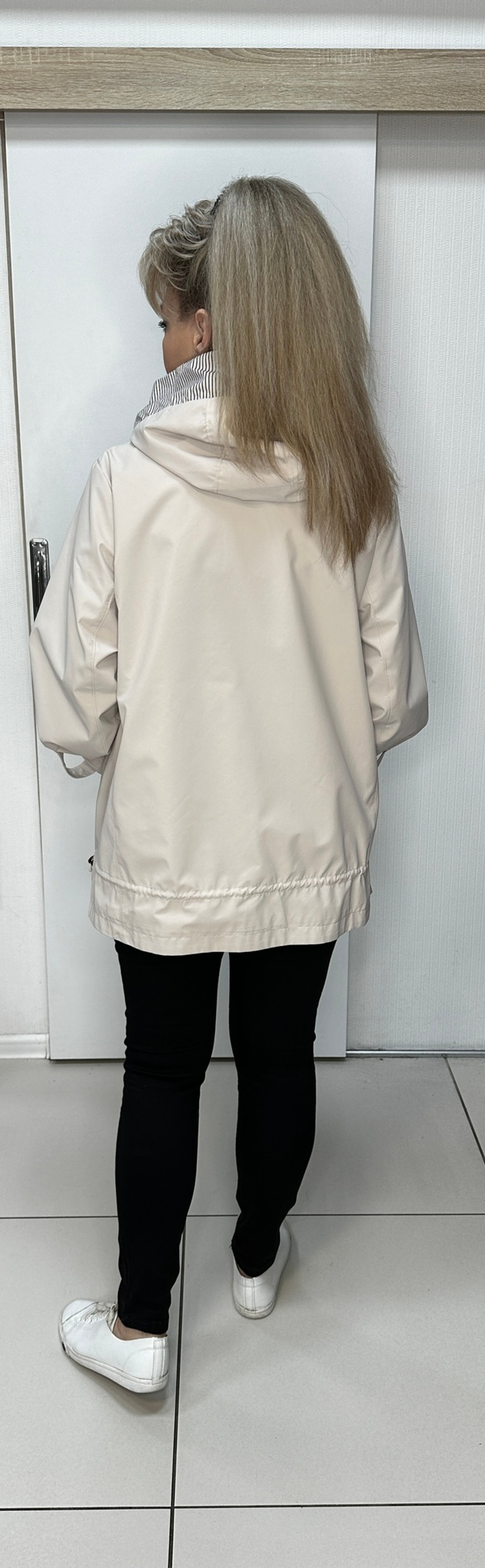 Весенняя бежевая куртка-ветровка с полосатой отделкой