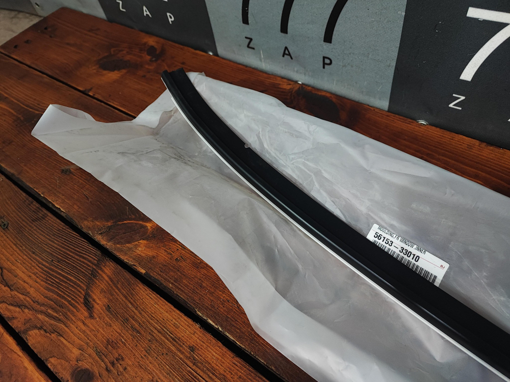 Молдинг лобового стекла Toyota Camry (XV70) Новый Оригинал 5615333010