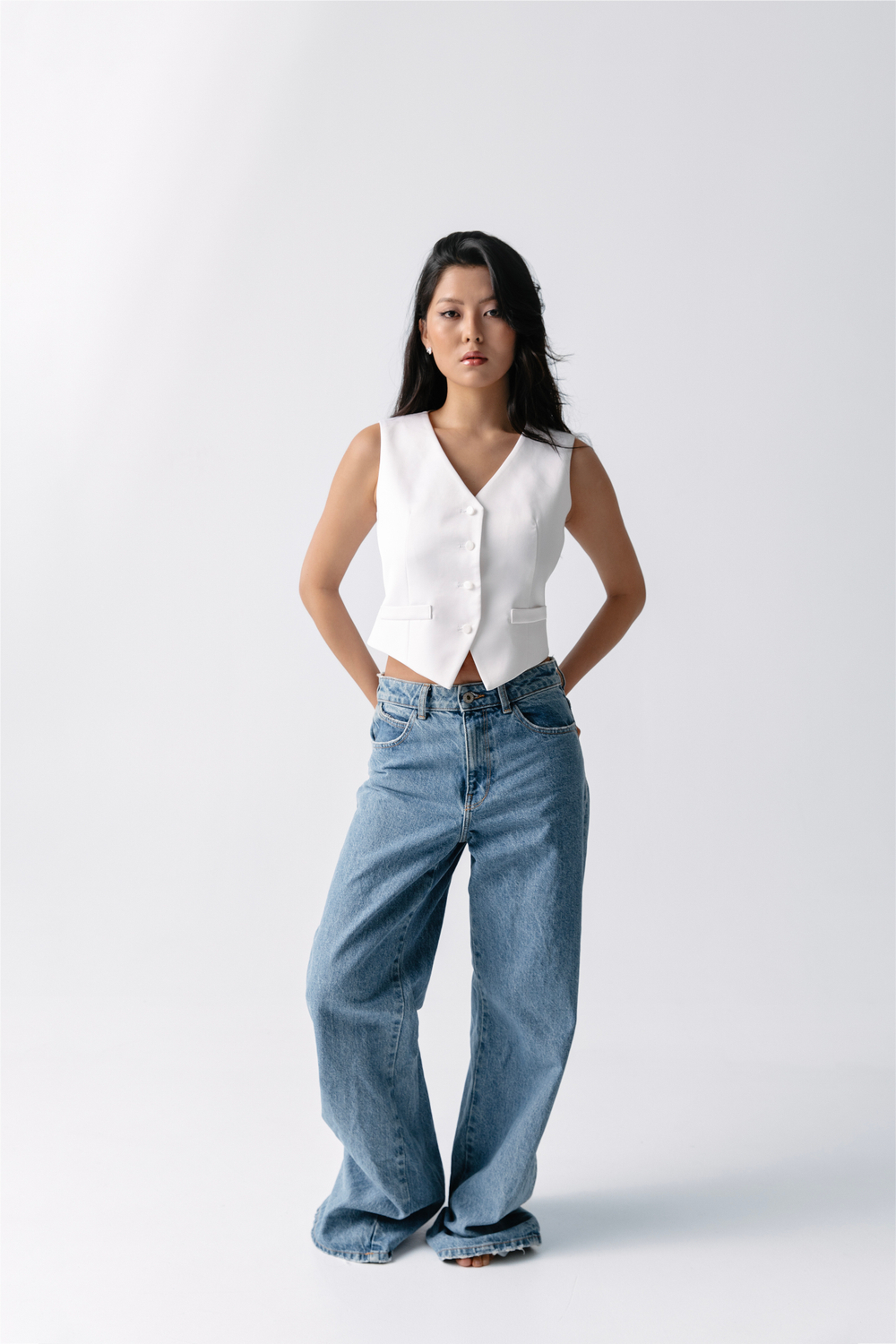 Жилет из атласной ткани