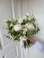 Свадебный букет из пионов, оксипеталума, ромашки, лизиантуса и эвкалипта