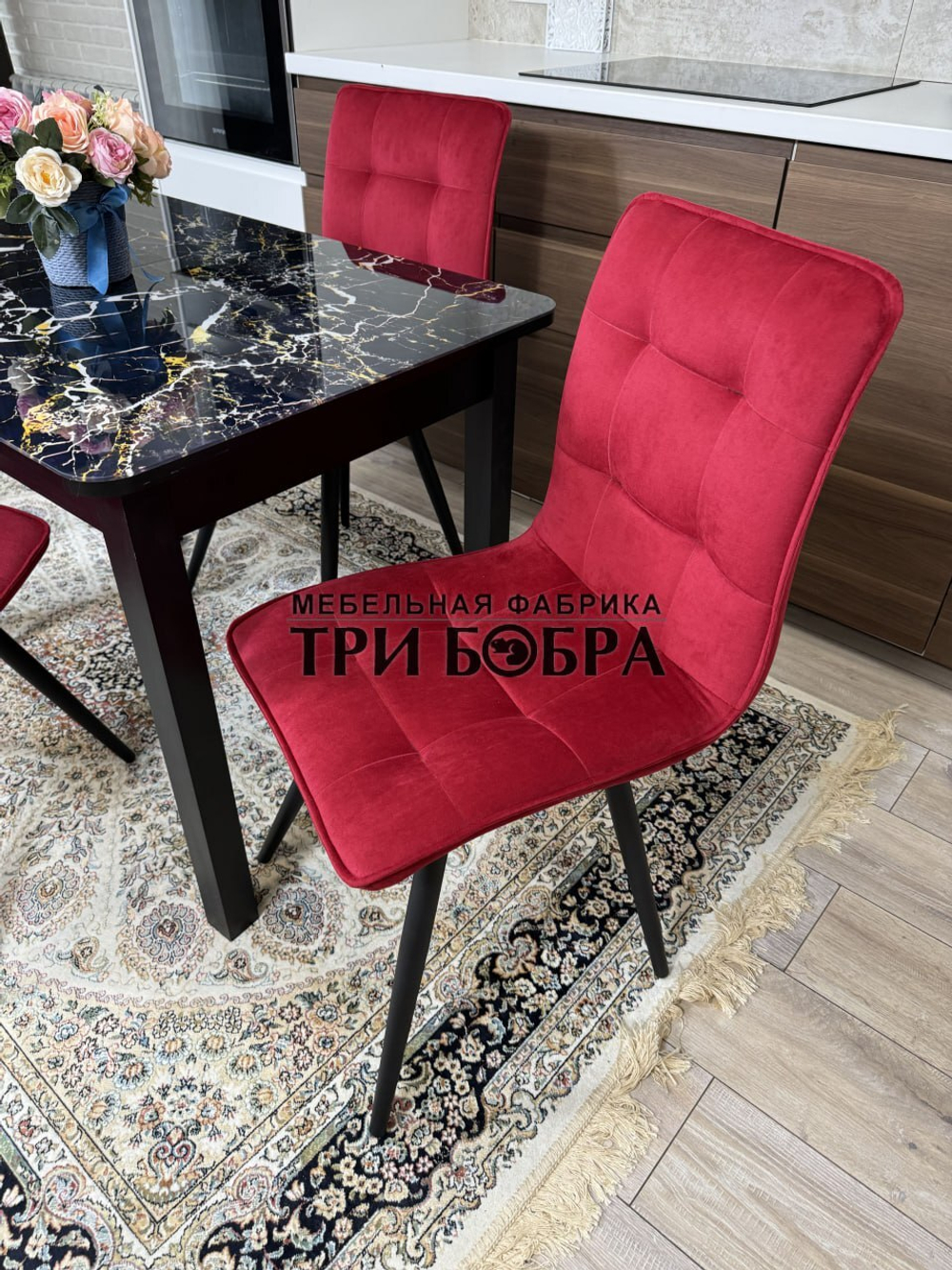 Стеклянный раздвижной стол "Черный мрамор" и стулья "ГУЧИ" бордовый