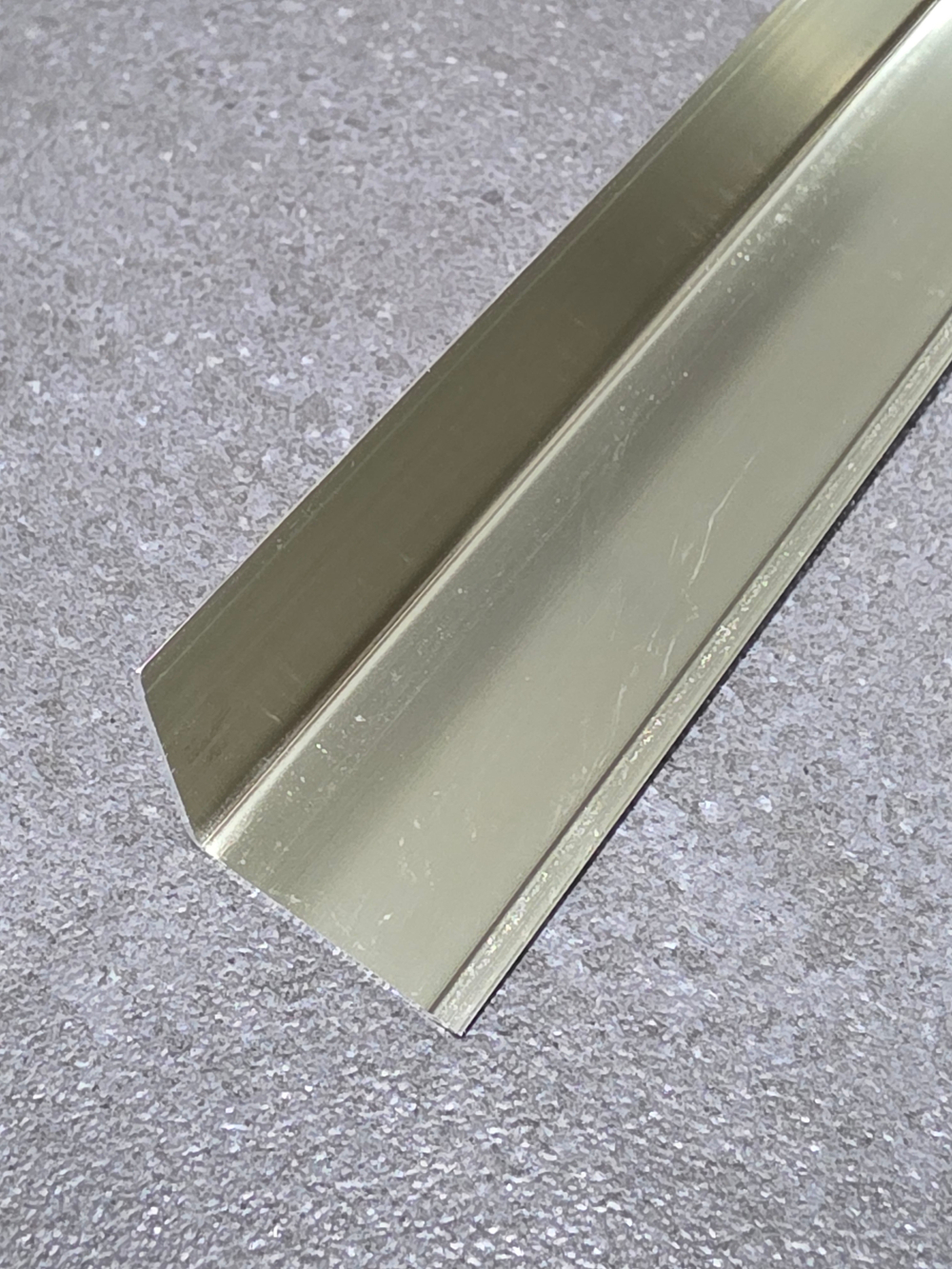 Угол 20*20мм "DO-1" 2,7м Шампань (бронза св.) глянец анод. алюм.