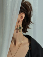 Серьги кресты с кристаллом Лондон блу и жемчугом, оттенок золото