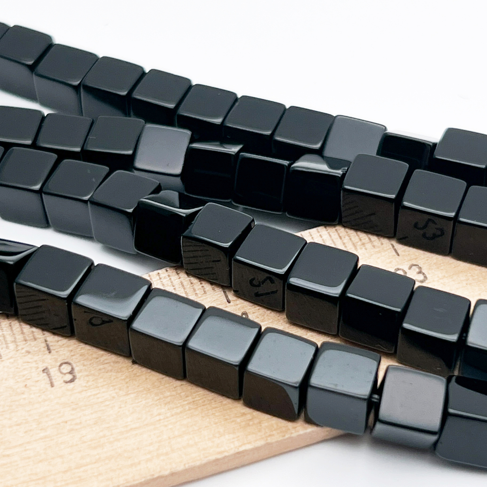 Халцедон тонированный черный бусины, куб, размер около 6,2 мм, цена за 15 шт (1/4 нити)