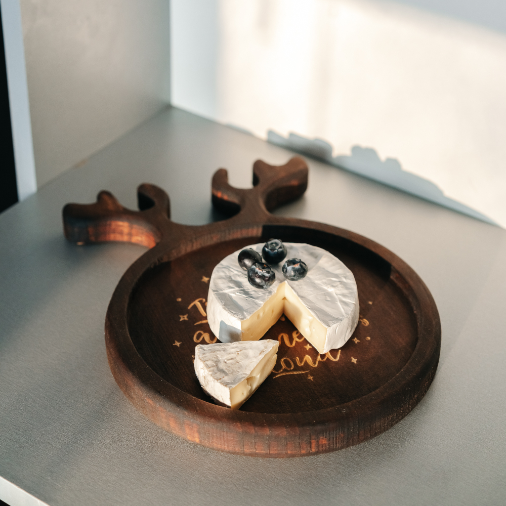 Деревянная менажница из сибирского кедра для подачи блюд и закусок с гравировкой "Try to be a rainbow in someone's cloud". MG89