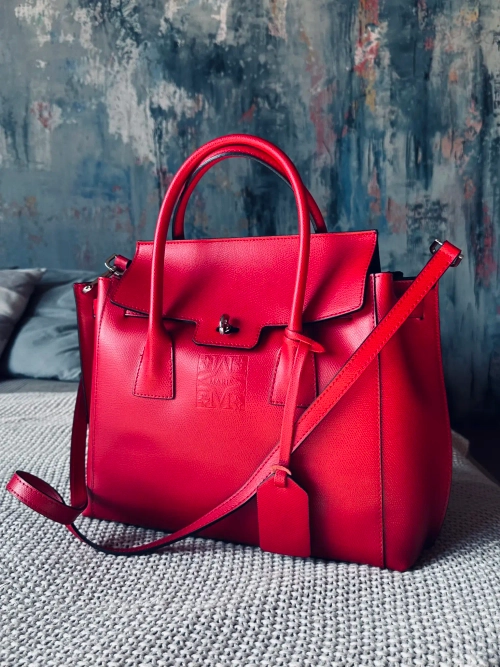 Женская форматная сумка из натуральной толстой кожи цвета красный рубин