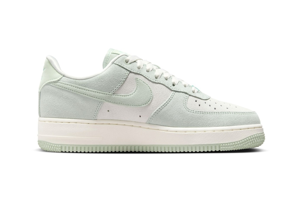 Кроссовки женские NIKE WMNS AIR FORCE 1 '07 SE TRK3