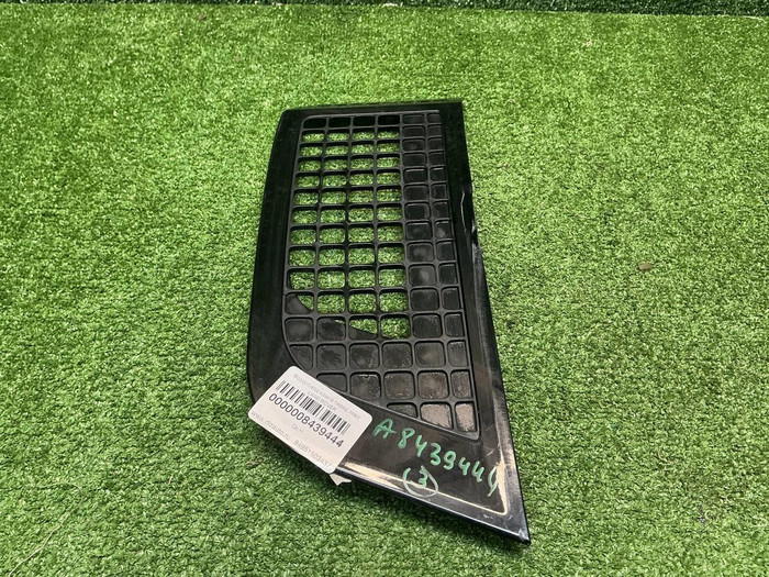 Накладка крыла левая LR Defender 2 L663 (19-нв)