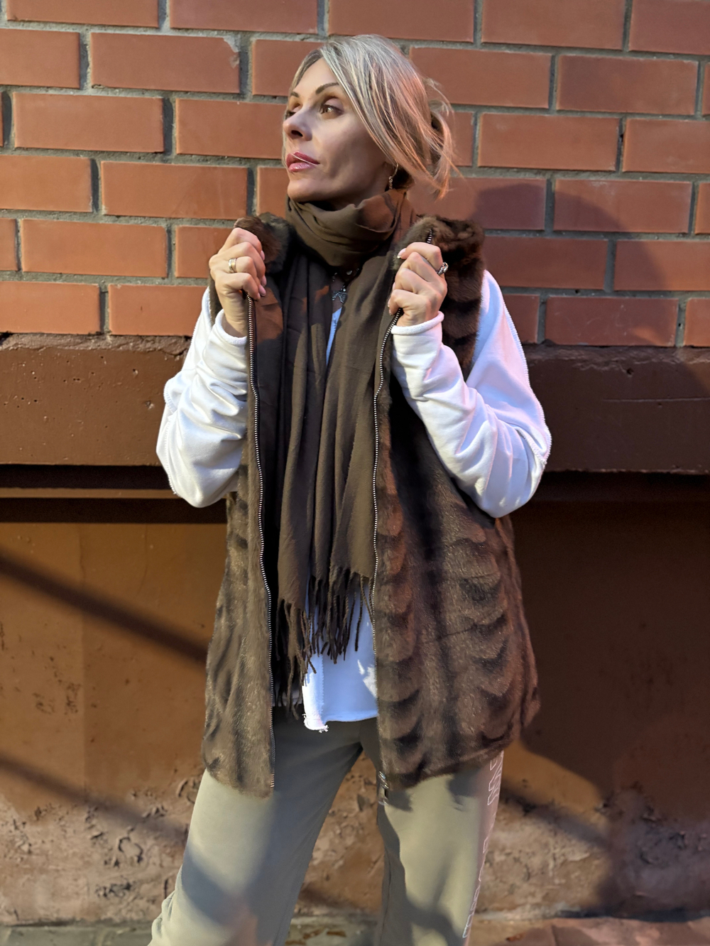 Жилет с капюшоном /орех