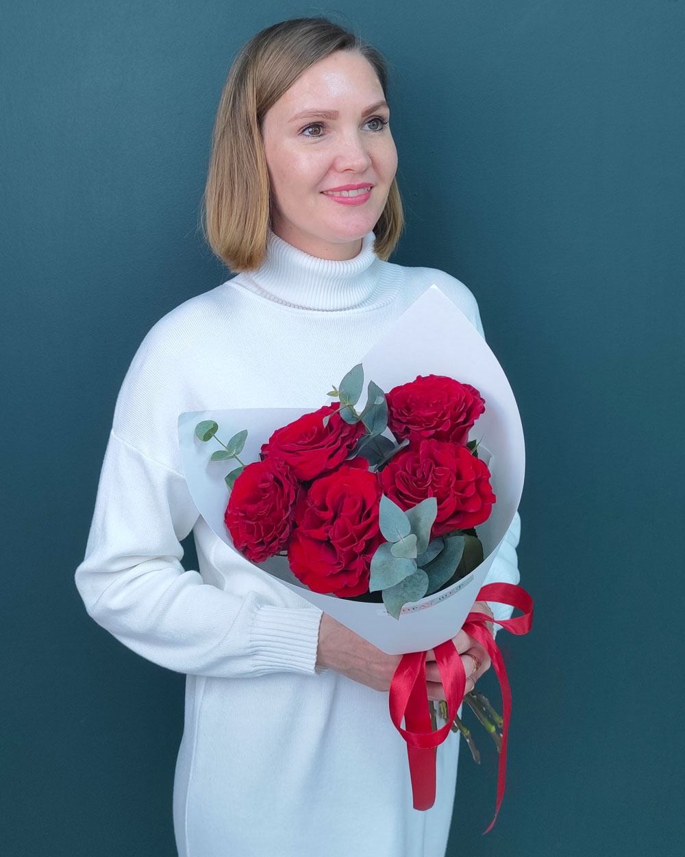 Красные ажурные розы с эвкалиптом(00477)