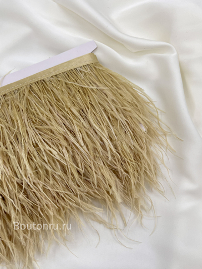 Перо льняного цвета