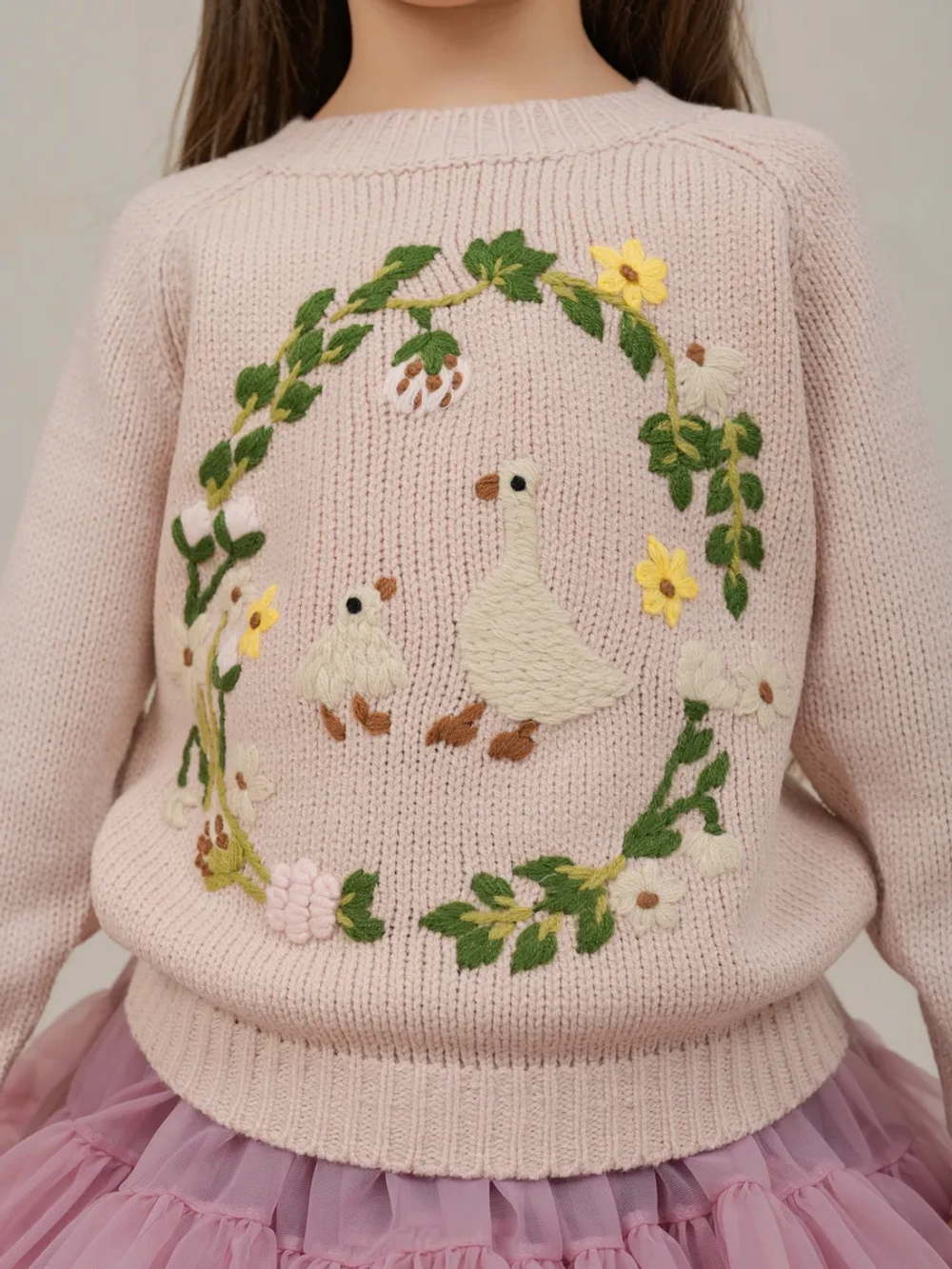 Джемпер вязаный для девочки с вышивкой