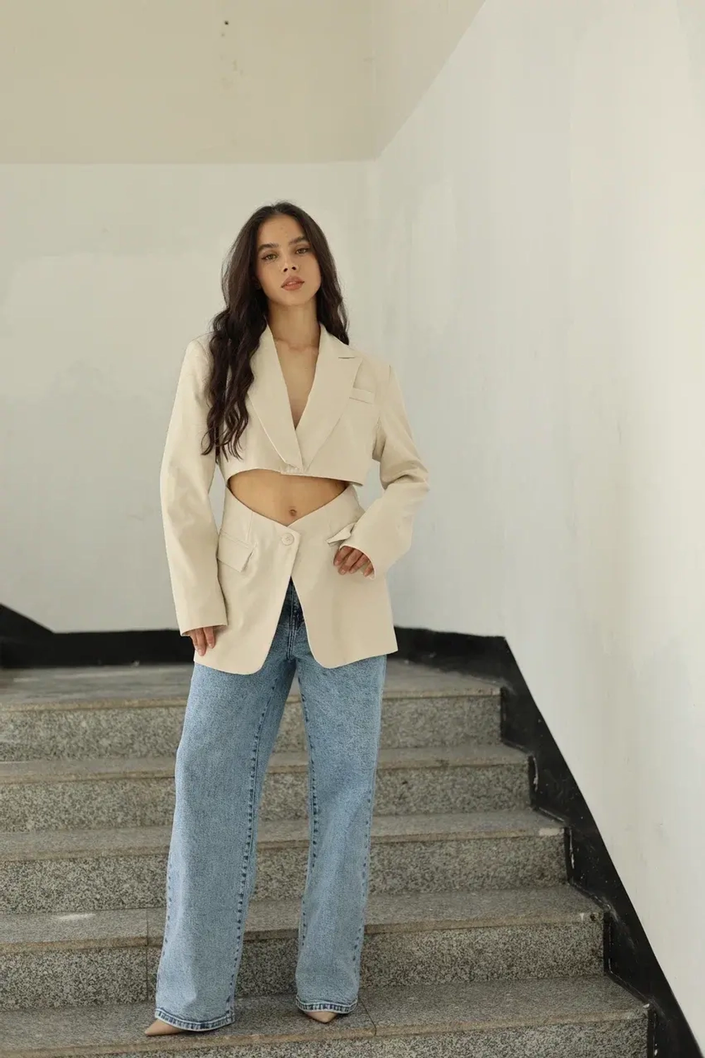 жакет с вырезами на талии