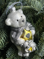 Новогодняя игрушка Медвежонок Рокки со звездочкой стекло