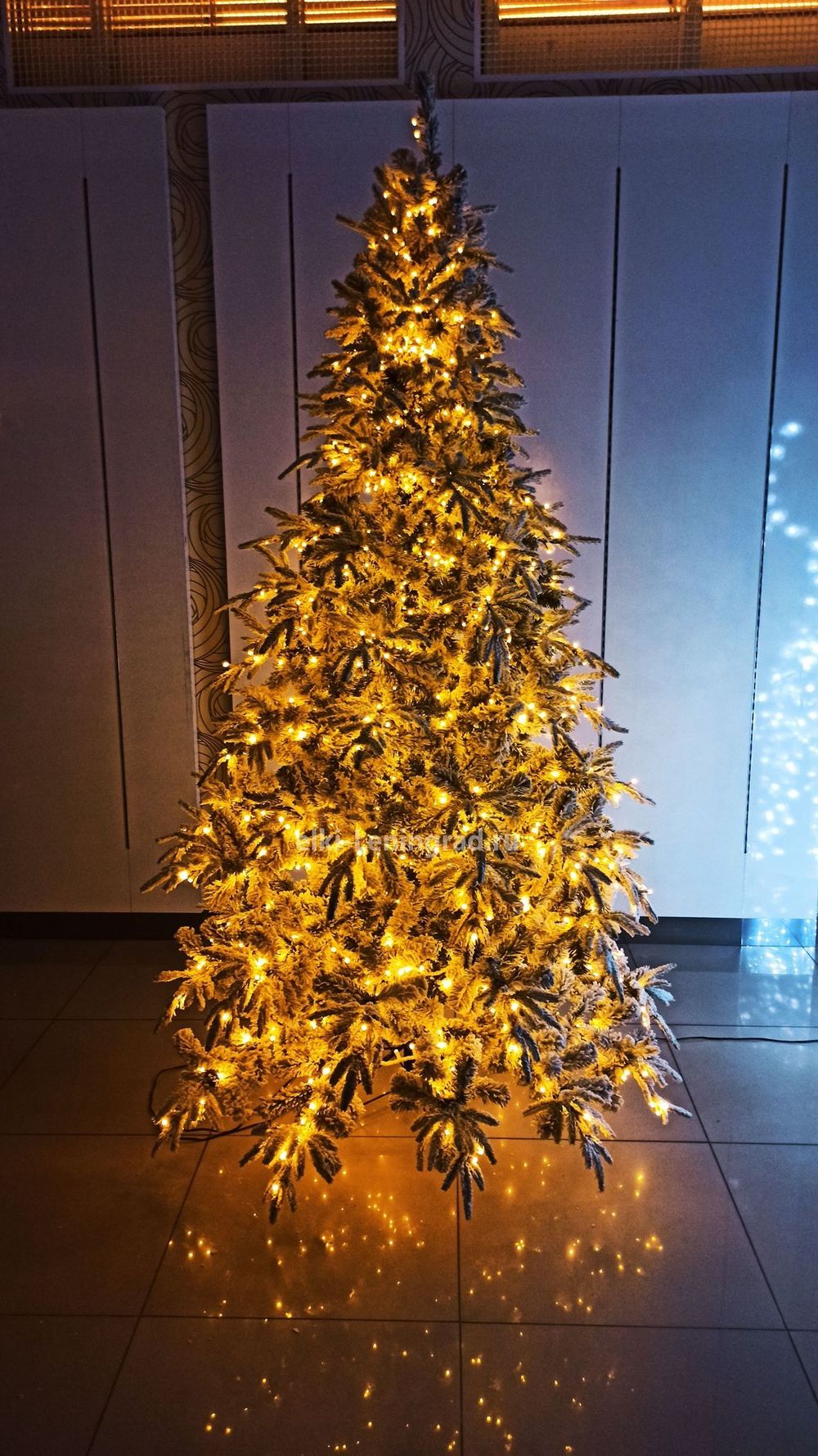 Заснеженная ель с гирляндой «Форесто» теплый свет (Литая+пвх) от 1.2 до 2.4 м