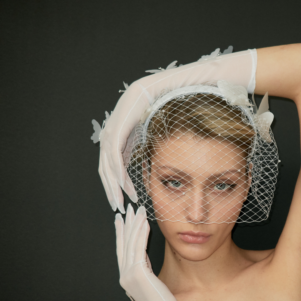 Перчатки белые с бабочками