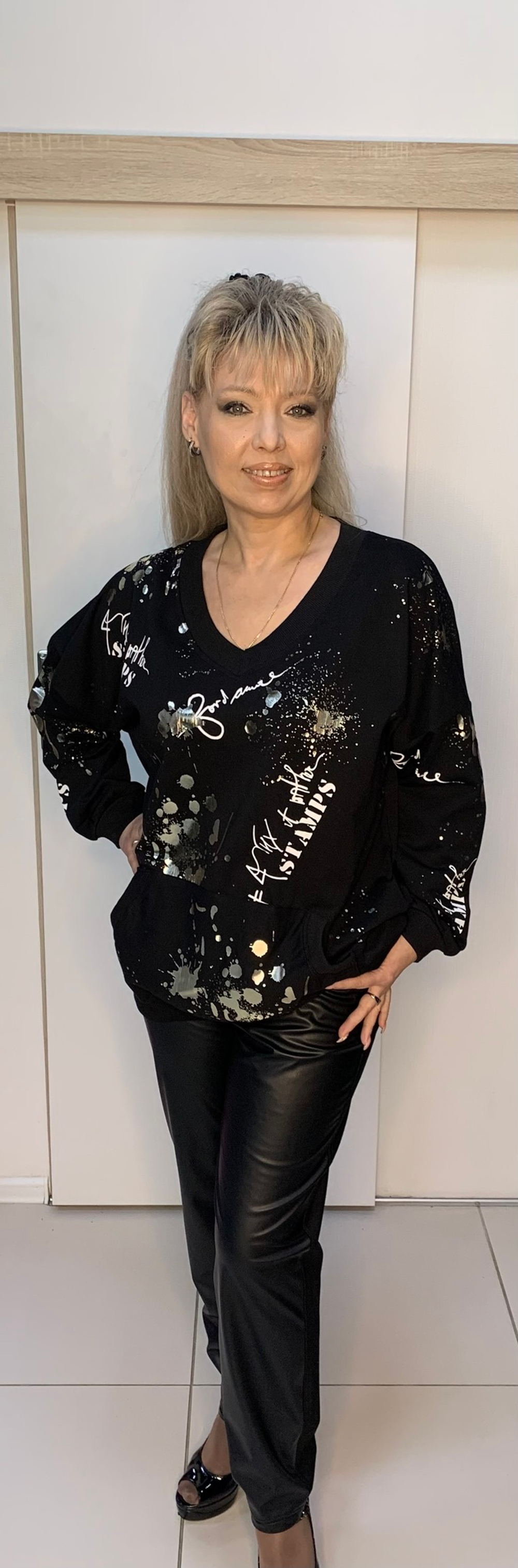 Черный джемпер с V-образным вырезом