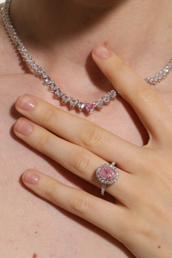 Колье полоса цирконов- сердечек, розовое сердце