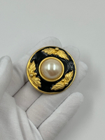 Накладка на пуговицу с чёрной эмалью и «жемчугом»