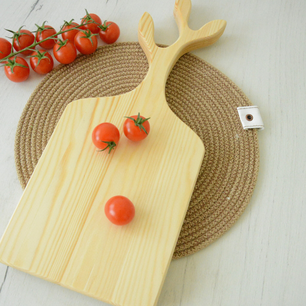 Доска разделочная с ручкой-веточкой маленькая.