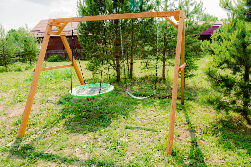 Деревянные качели с гипкими качелями и качелями гнездо Свиби
