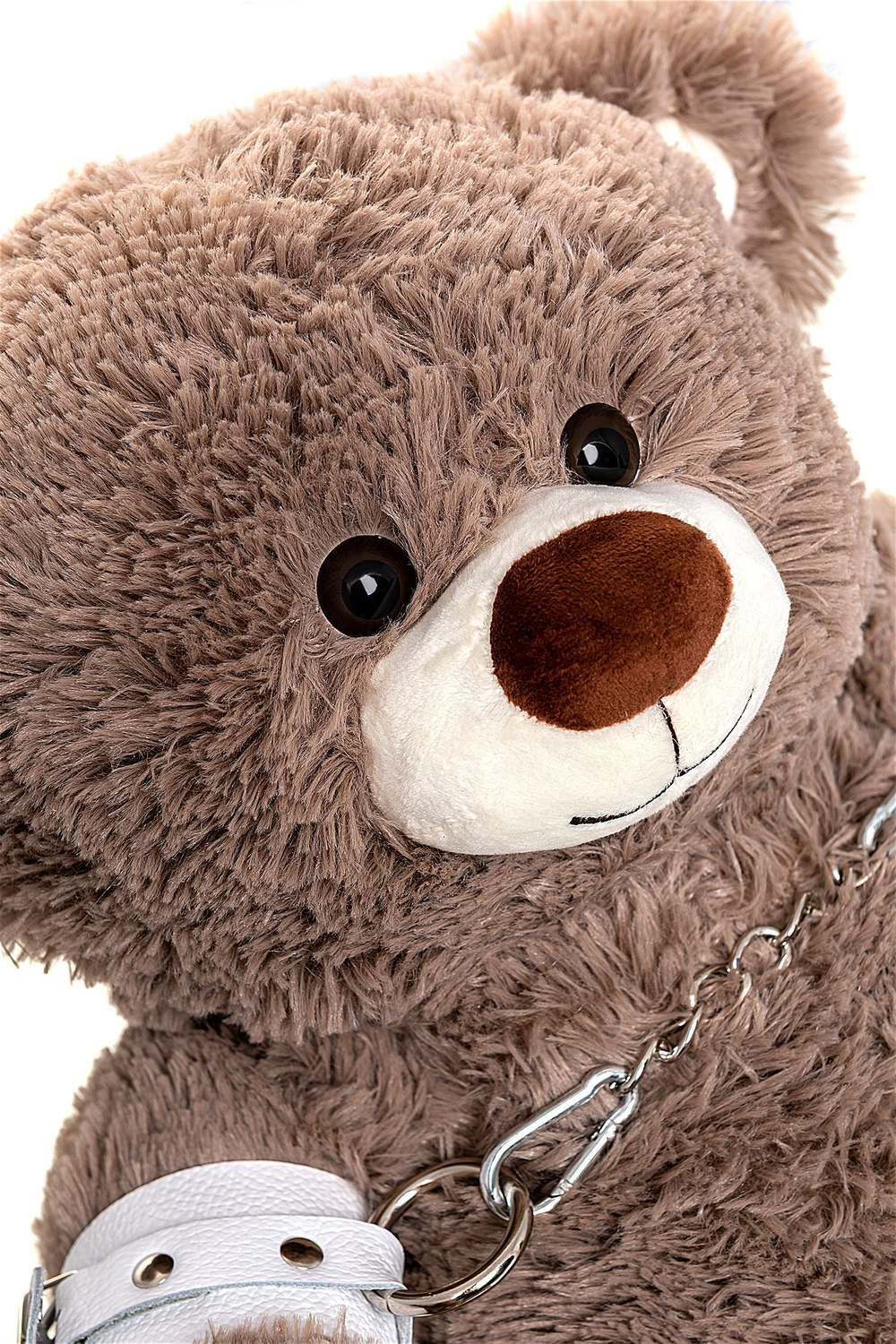 Бондажный набор: бурый мишка с белыми оковами и наручниками