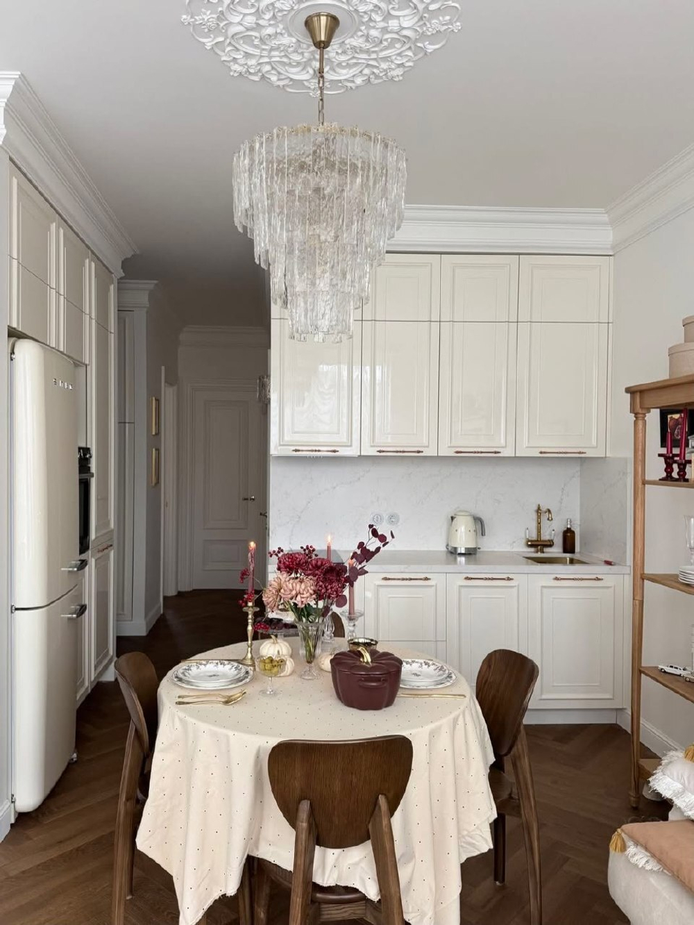 Элегантная люстра из рельефного стекла с многоярусным дизайном.