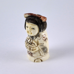 Нэцкэ Гейша с корзиной рыбы