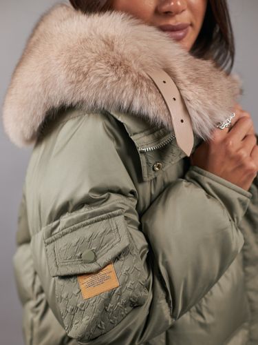 Пуховик женский цвета хаки с меховым воротником