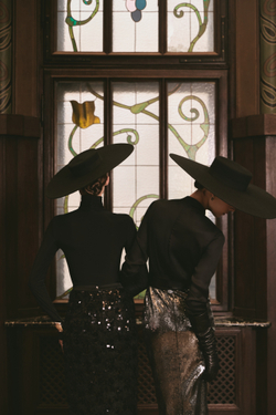 ЮБКА ИЗ ЧЕРНОГО ШЕЛКОВОГО АТЛАСА, РАСШИТАЯ ПАЙЕТКАМИ И БАХРОМОЙ