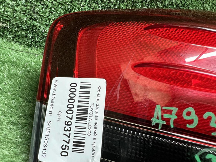 Фонарь левый внешний Toyota Land Cruiser 300 21-нв