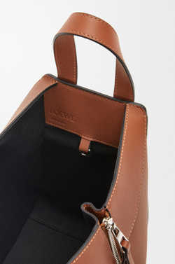 Loewe Компактная сумка Hammock из классической телячьей кожи, коричневый