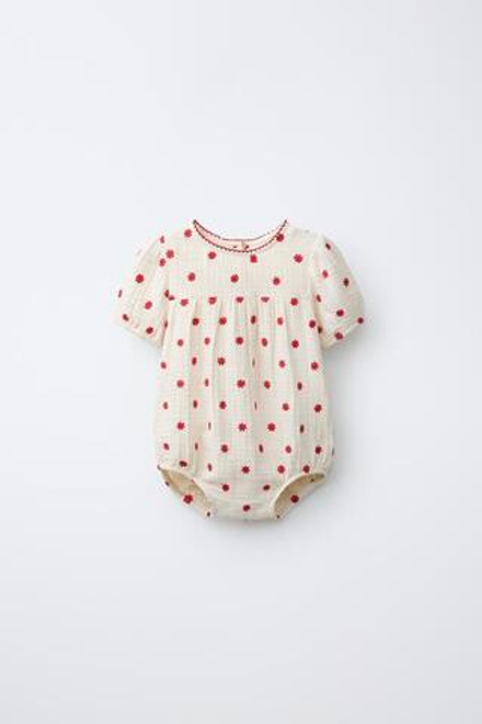 ZARA КОМБИНЕЗОН С ВЫШИВКОЙ «ЦВЕТЫ», ЭКРЮ/КРАСНЫЙ