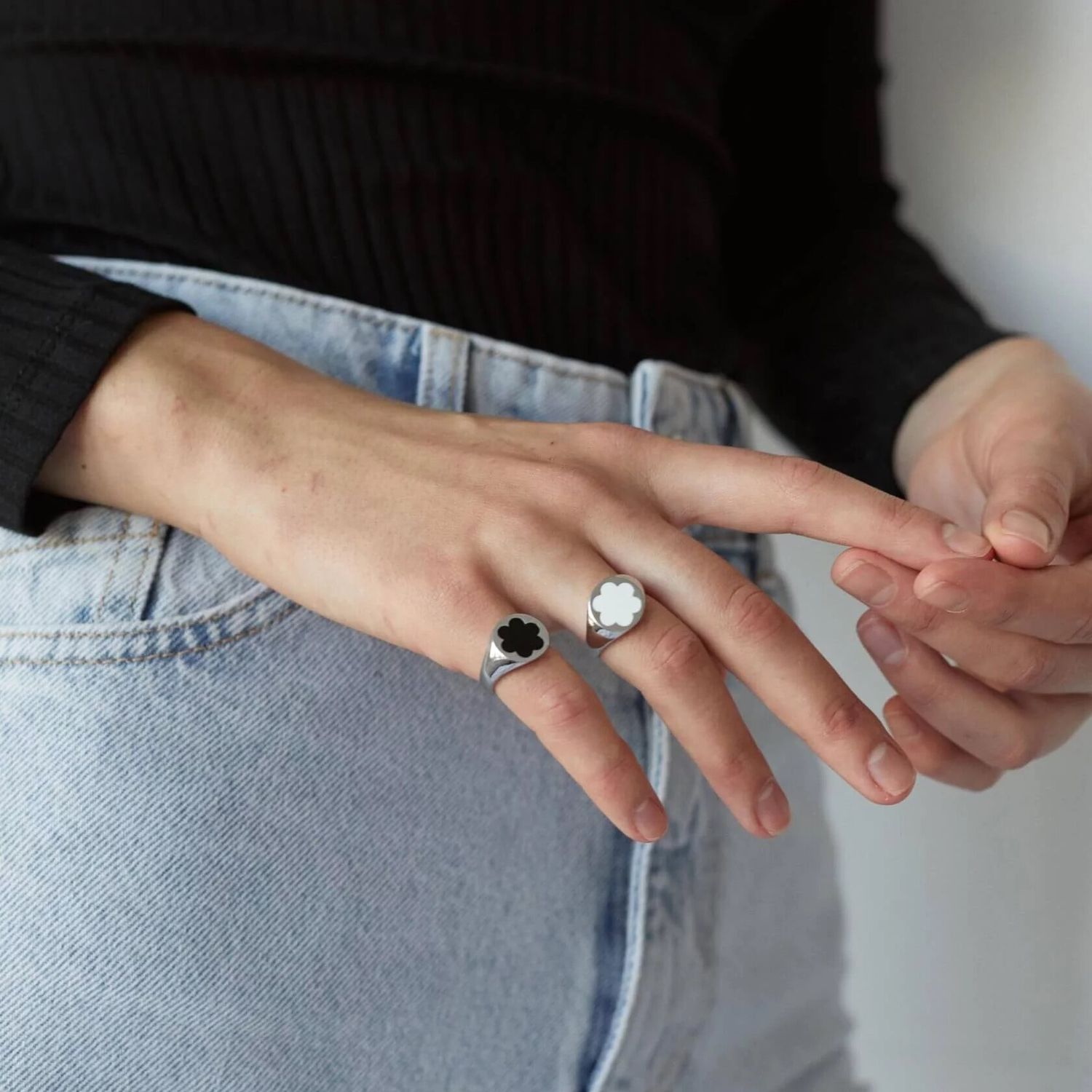 Кольцо-печатка Silver Forget-Me-Not Ring – Black