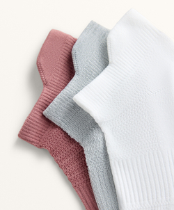 OYSHO Набор из трех пар носко вдля кроссовок с язычком из полиамидной смеси, бледно-розовый