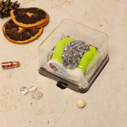 Мини дракон в рукавичках