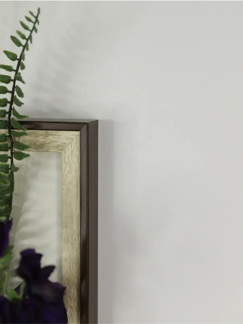 Искусственные цветы в багетной раме для декора