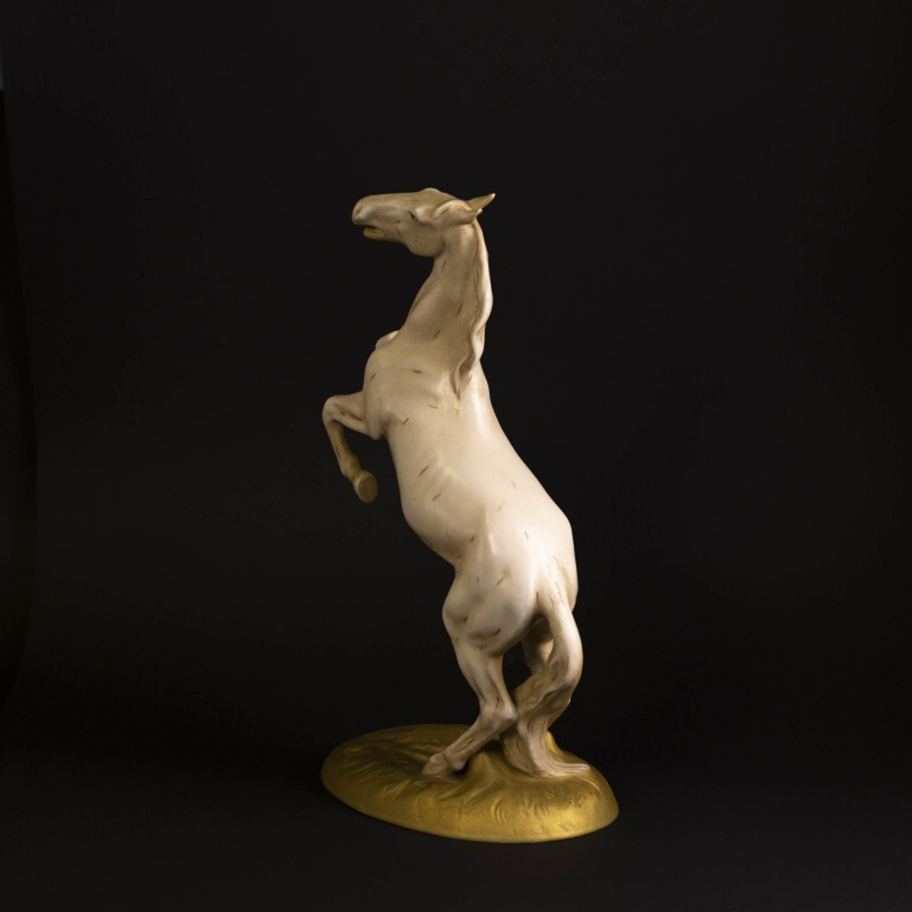 Фарфоровая фигура «Белый конь»