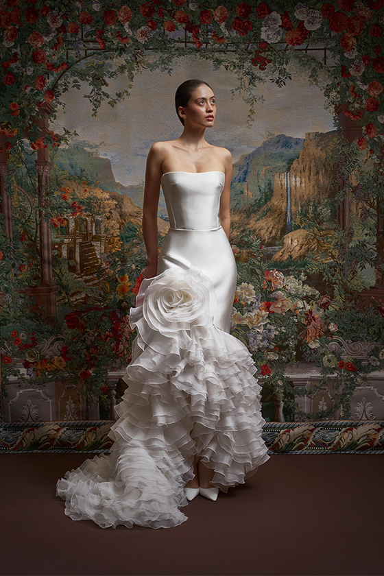 Платье макси из атласа и шелковой органзы с объемным цветком