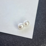 Жемчуг натуральный белый, 6мм, подушечка кабошон, полупросверленный, цена за пару