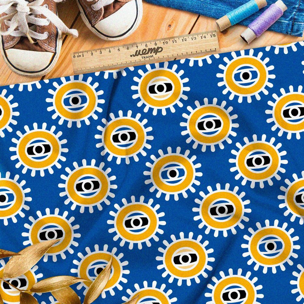 Ткань поплин солнечные глаза на голубом фоне
