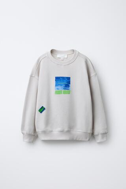ZARA ТОЛСТОВКА С ПРИНТОМ И НАШИВКОЙ, СЕРЫЙ