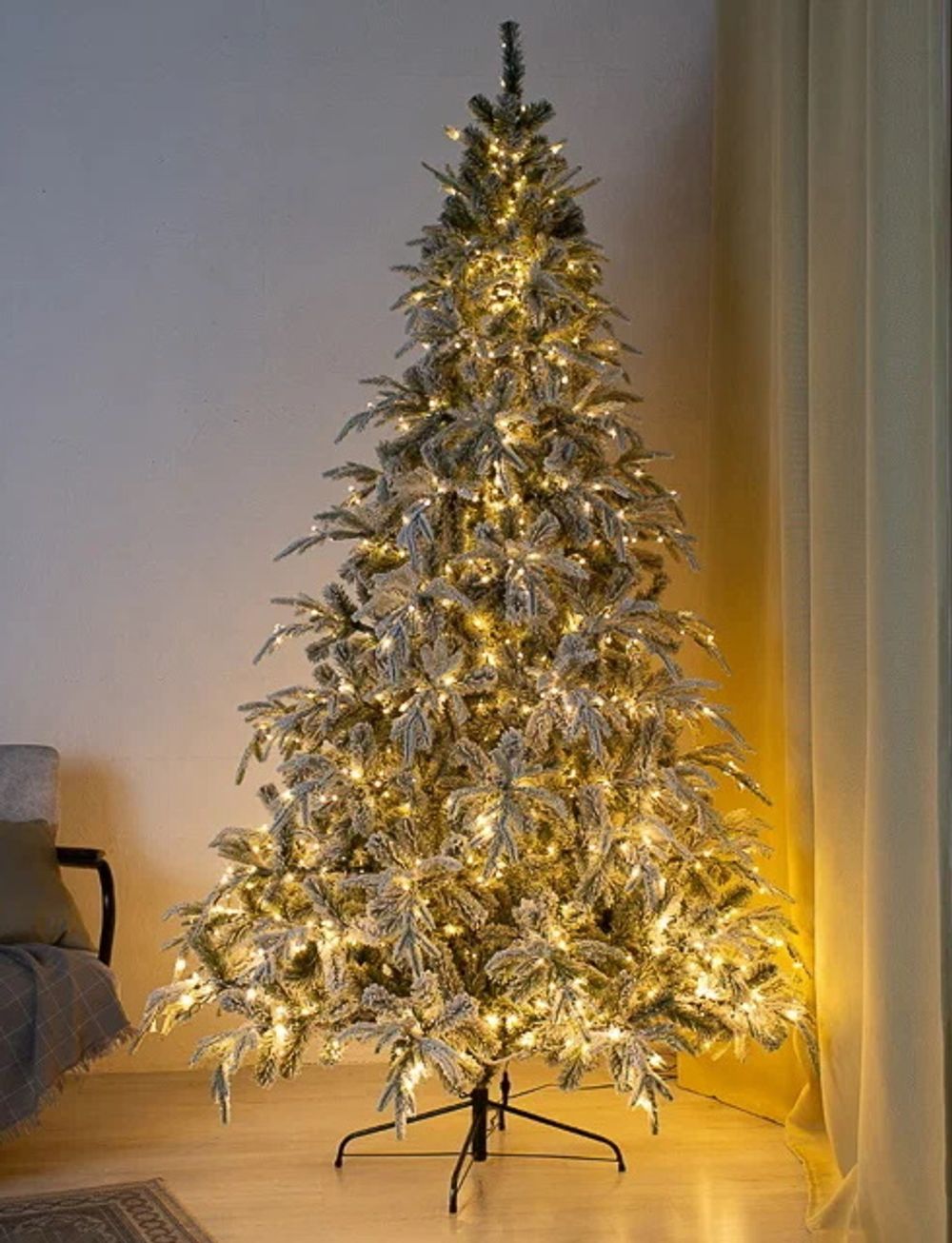 Заснеженная ель с гирляндой «Форесто» теплый свет (Литая+пвх) 240 см / 2,4 м