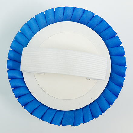 Номер участника, крепление в ассортименте. Диаметр 115 мм. с плиссе. Цвет номера и плиссировки ГЖЕЛЬ-СИНИЙ.